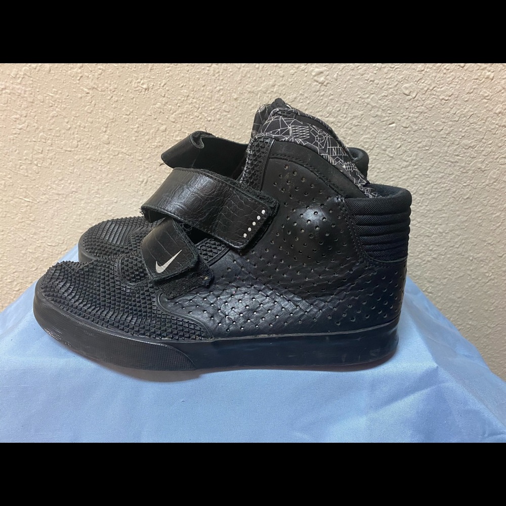 Black Nike